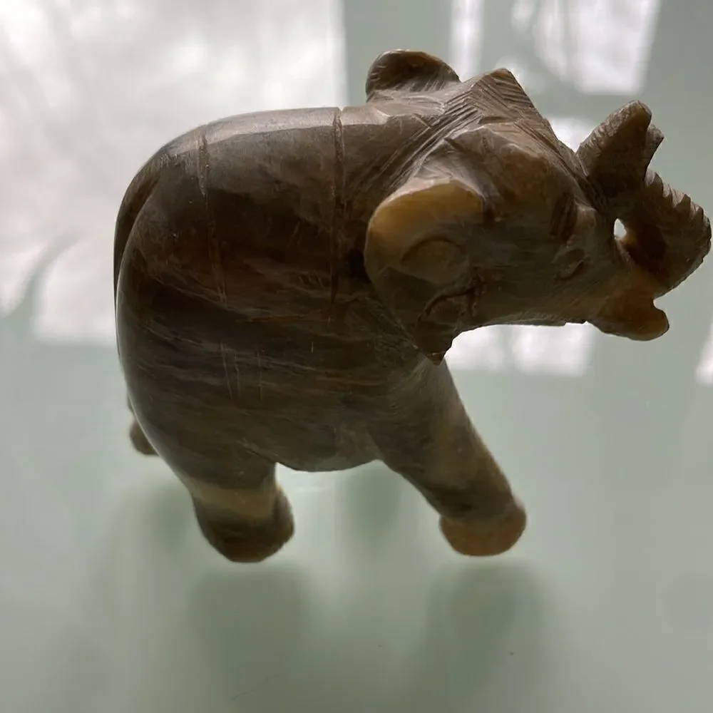 Marble elephant figurine see pictures for the size solid marble heavy for size - Picture 3 of 8
